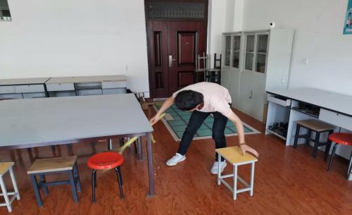 员工打扫实验室