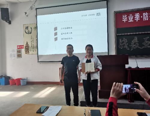 物理系党委书记贺书记颁发一等奖