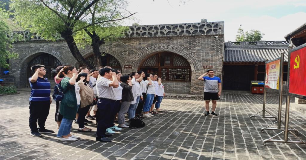 教师党员重温入党誓词