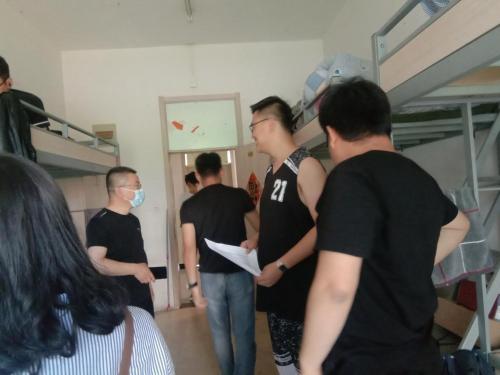 贺书记和李老师检查宿舍